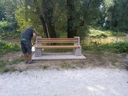 Dve novi klopi v Preserjah ob rekreacijski poti Kamniške Bistrice, foto: arhiv Občine Domžale